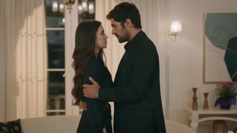Halil obejmuje ramiona Zeynep.