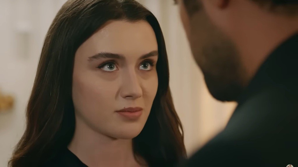 Zeynep podnosi wzrok, patrząc w oczy mężowi.