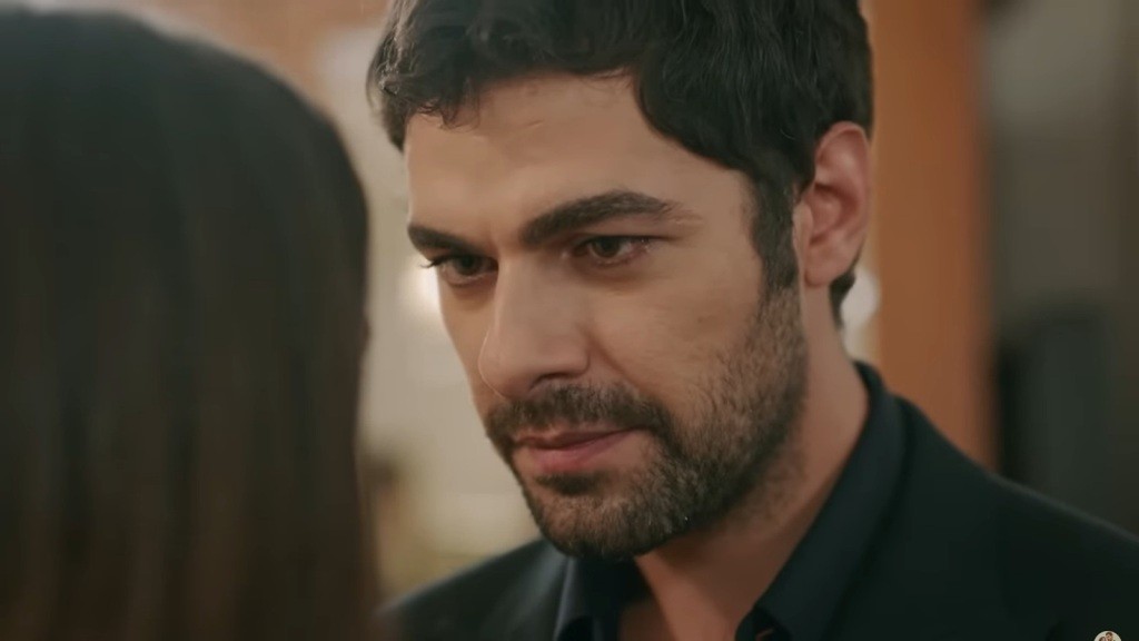 Halil patrzy w oczy Zeynep.