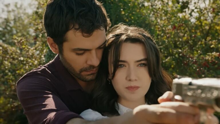 Zeynep trzyma pistolet w rękach, a Halil ją instruuje, będąc bardzo blisko, ciało przy ciele.