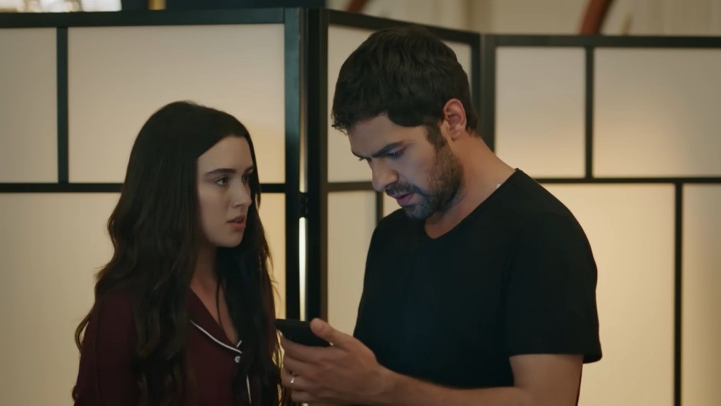 Halil odczytuje wiadomość od Zeynep.