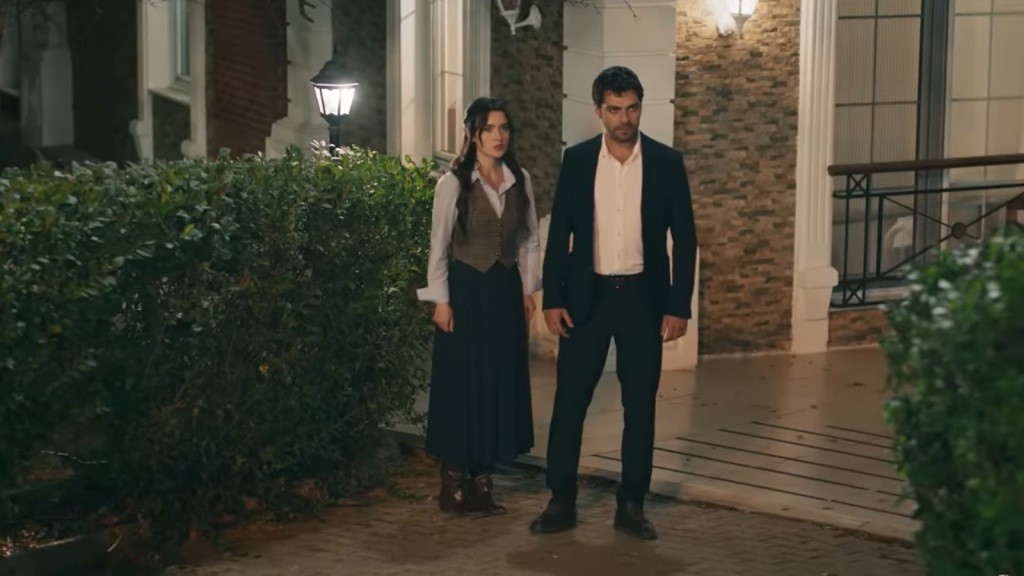 Halil i Zeynep znajdują się na zewnątrz. Z napięciem patrzą w jednym kierunku.