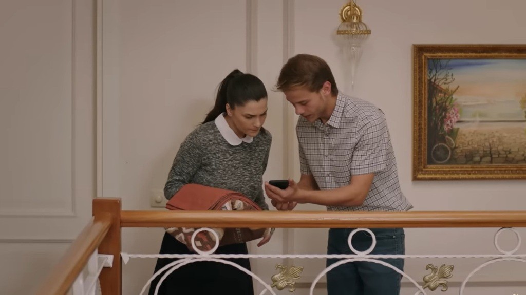 Cemil pokazuje Arzu zegarek ojca na telefonie.