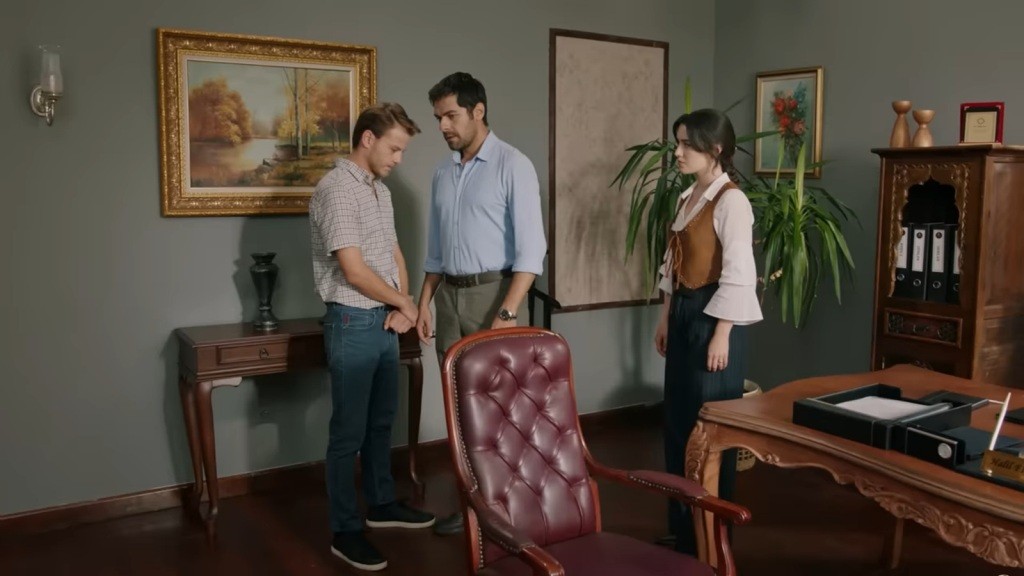 Cemil stoi przed Halilem ze spuszczoną głową. Zeynep stoi obok.