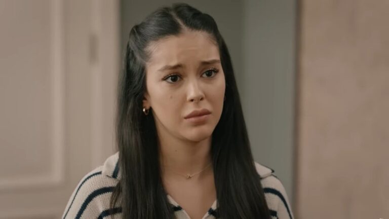 Merve marszczy czoło, a na jej twarzy maluje się wyraz głębokiej skruchy.