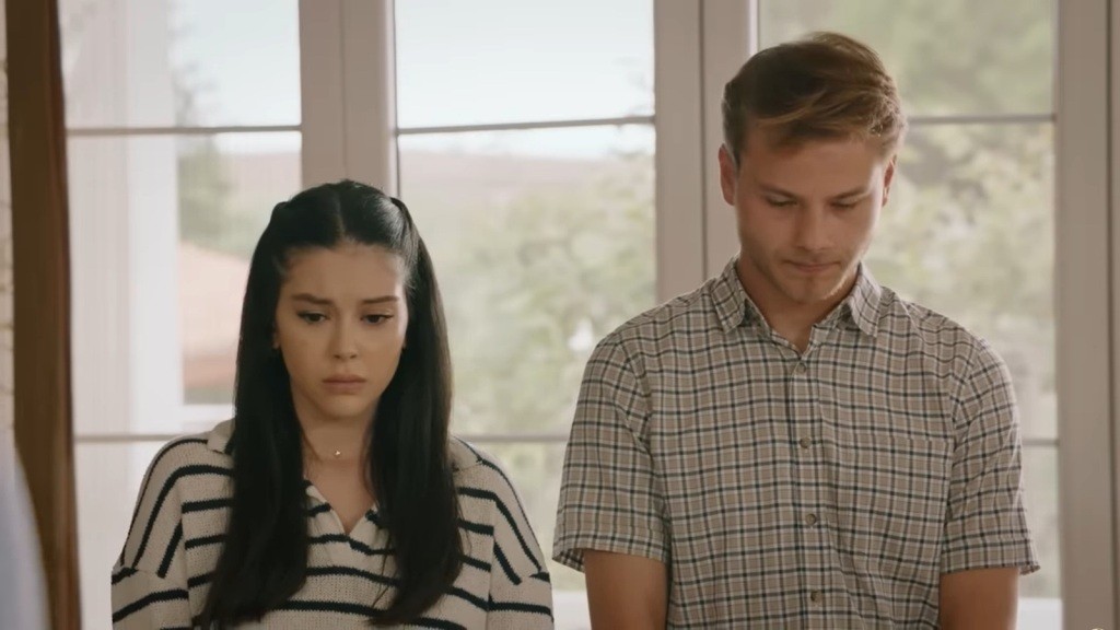 Merve i Cemil stoją ze spuszczonymi głowami.