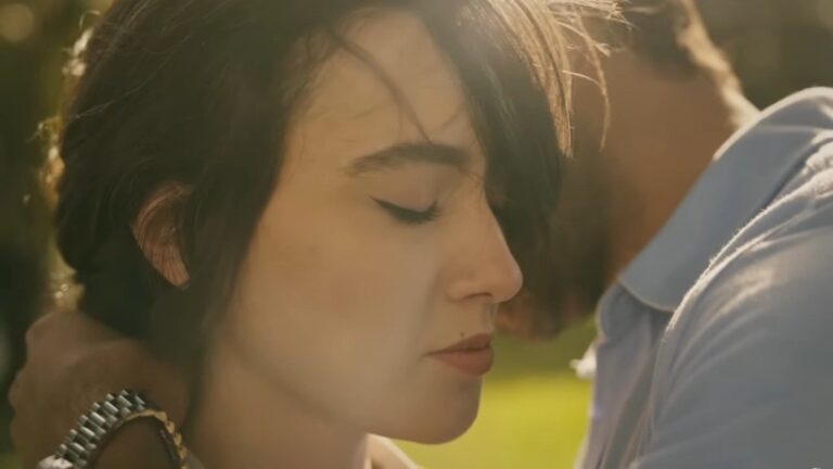 Zeynep zamyka oczy, gdy Halil zakłada łańcuszek na jej szyję.