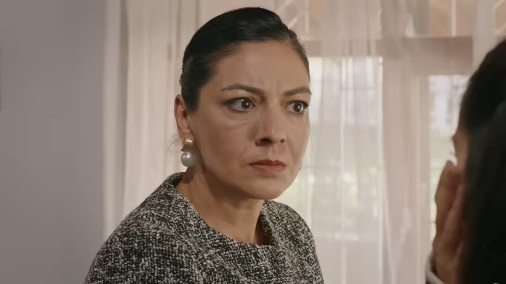 Tulay patrzy gniewnie na Merve.