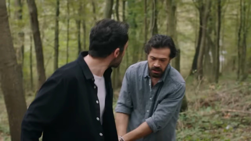 Hakan ciągnie Tekina przez las.