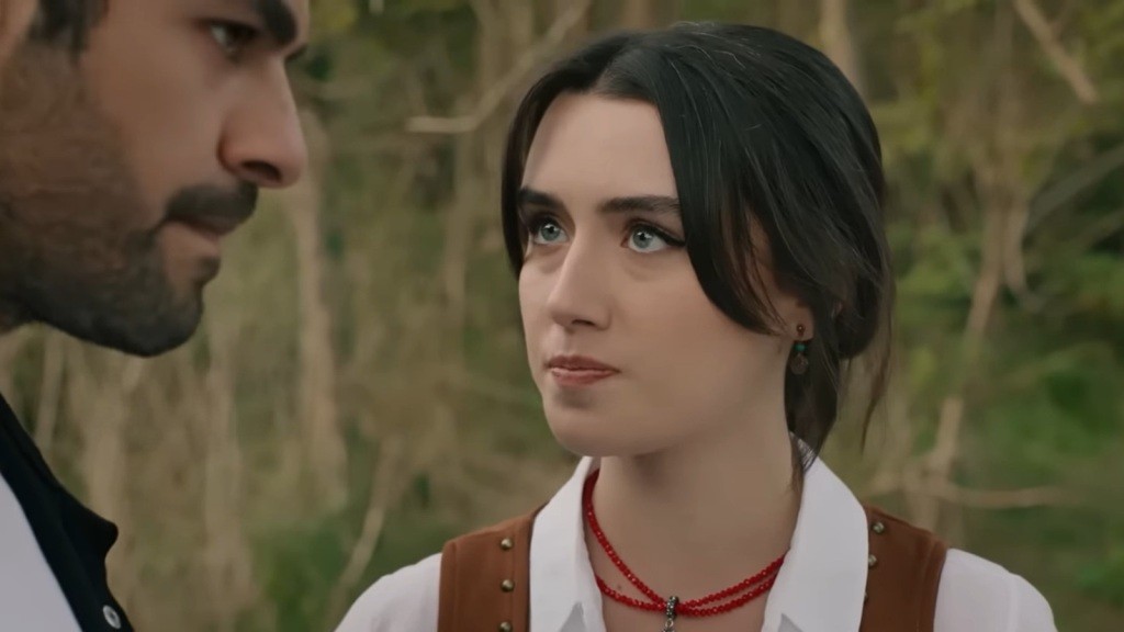 Zeynep zaciska usta, patrząc na Halila.