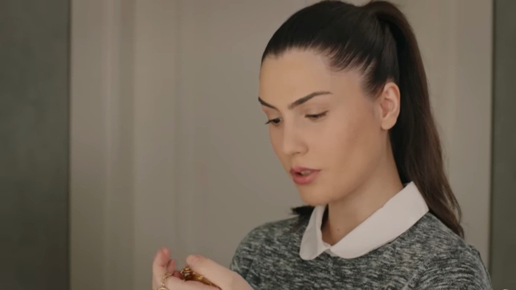 Arzu znajduje złoty zegarek na łańcuszku w pokoju Songul.
