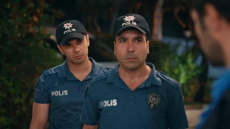 Policjanci przekazują złe wieści.