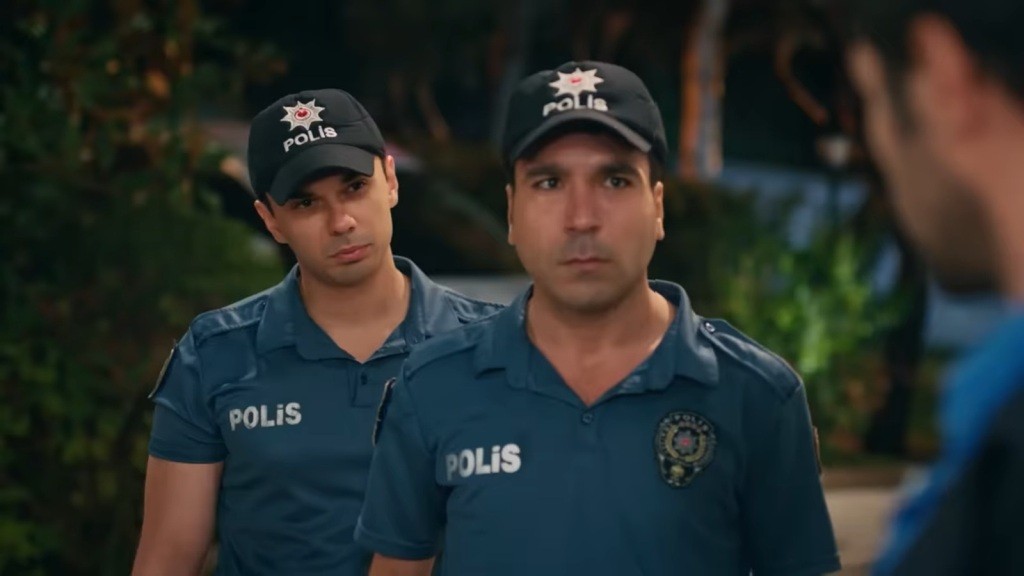 Policjanci przekazują złe wieści.