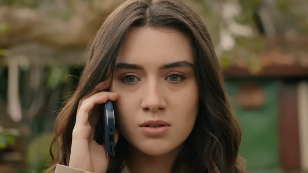 Zeynep rozmawia przez telefon.
