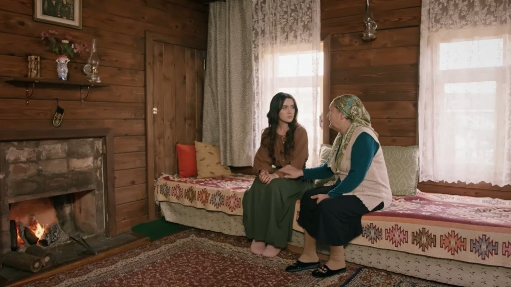 Zeynep i Ayse siedzą na sedirze.