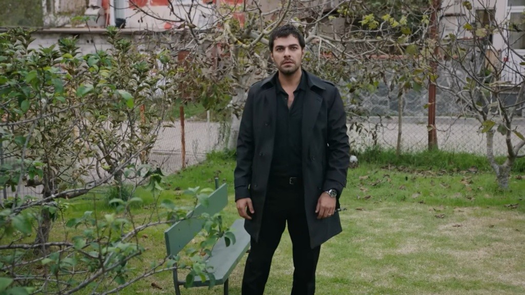 Halil stoi na podwórku przed domem Ayse. Podnosi głowę, dostrzegając w jednym z okien Zeynep.