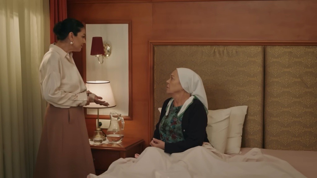 Tulay mówi Zumrut, że Zeynep wyprowadziła się z domu.