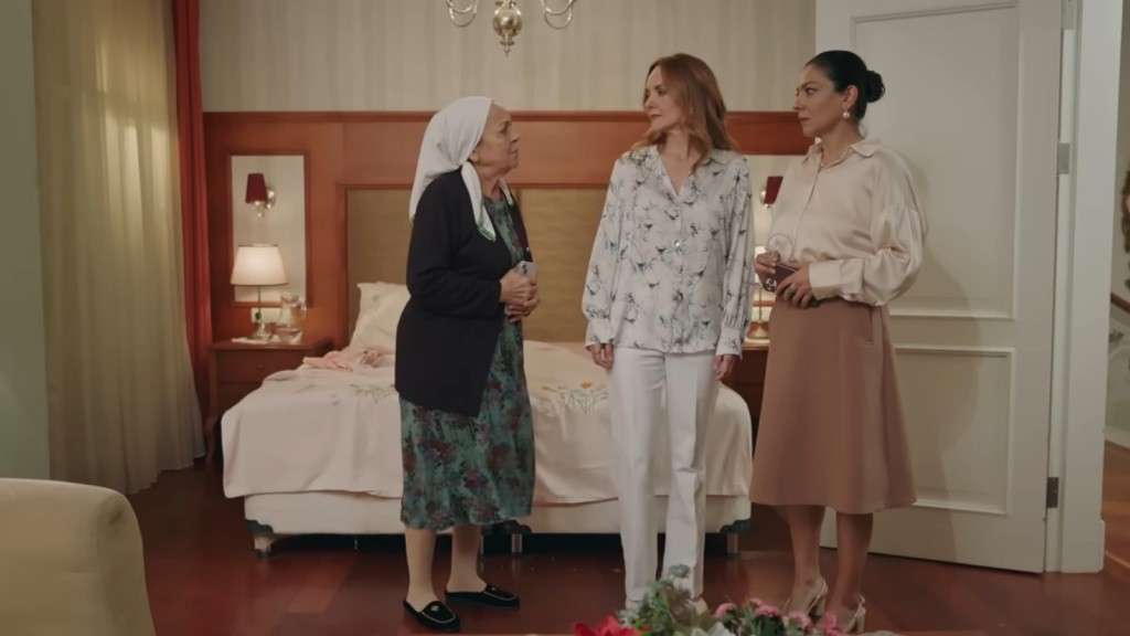 Zumrut, Songul i Tulay w pokoju.