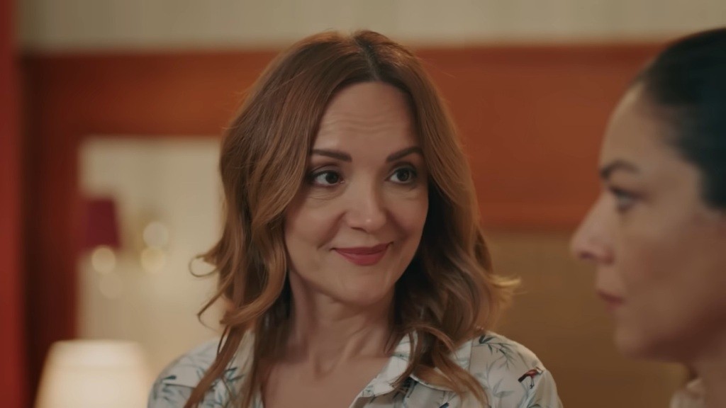 Songul uśmiecha się zwycięsko, patrząc na Tulay.