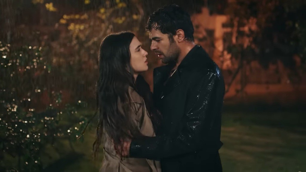 Halil obejmuje Zeynep i przyciąga ją do siebie w strugach deszczu.