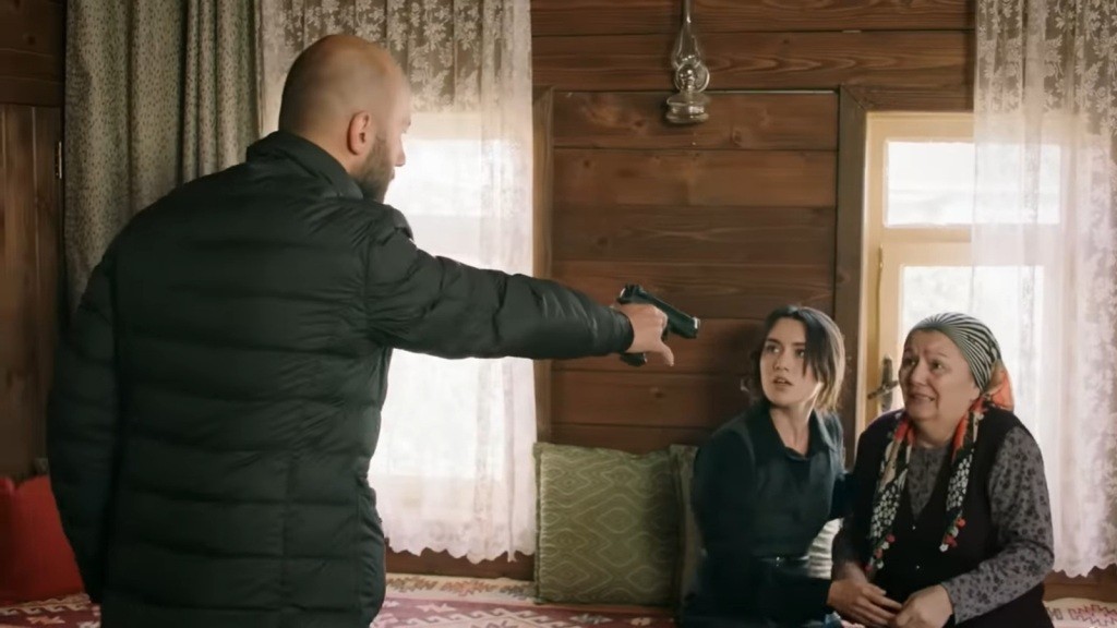 Bandzior trzyma na muszce Zeynep i Ayse.