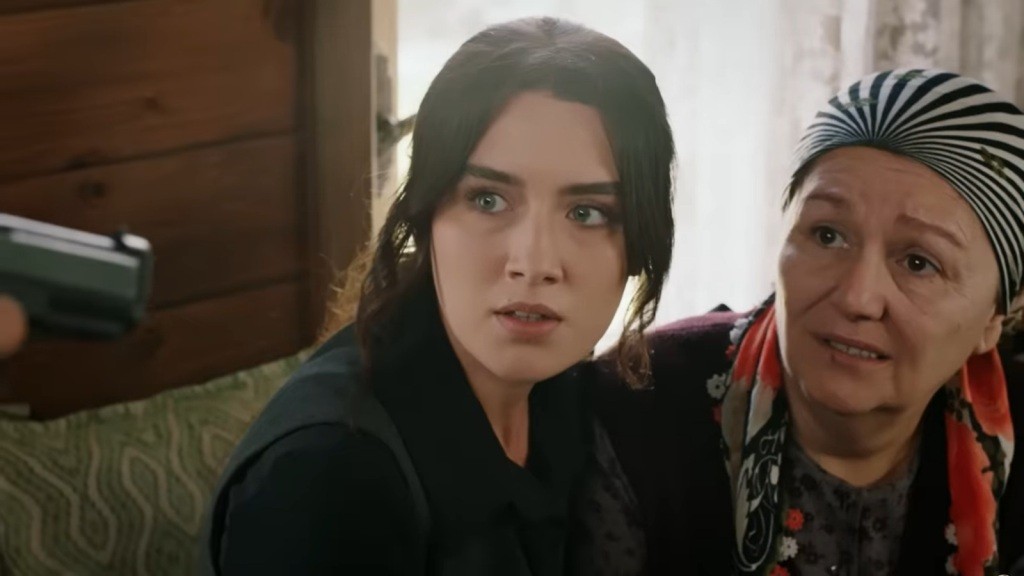 Zbliżenie na przerażone twarze Ayse i Zeynep.