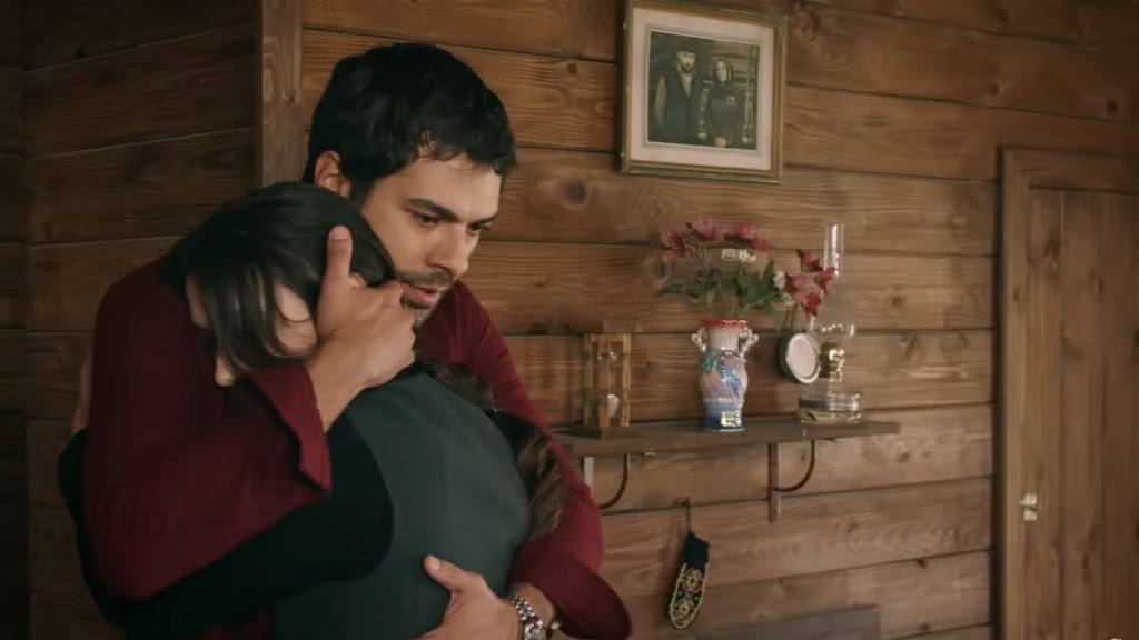 Halil mocno obejmuje Zeynep.