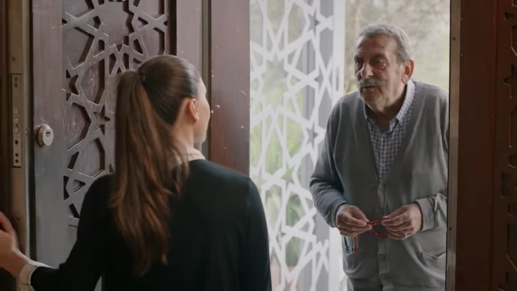 Arzu otwiera drzwi, rozmawiając z Metinem - przyjacielem ojca Halila z więzienia.