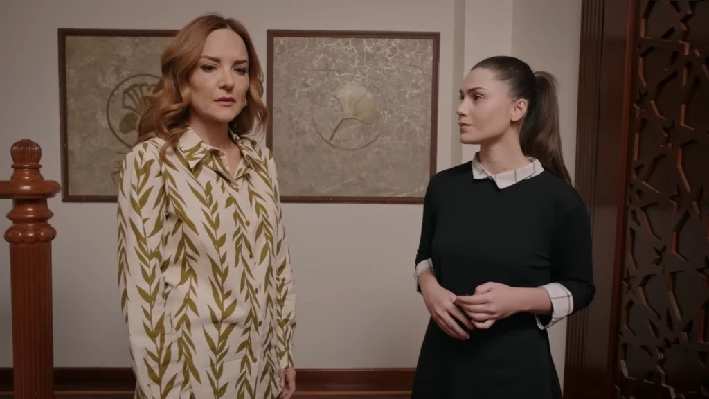 Songul i Arzu w przedpokoju.