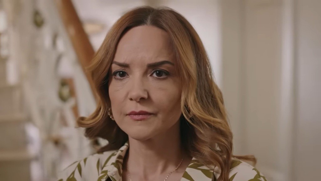 Zbliżenie na twarz Songul, która jest wyraźnie zaniepokojona.