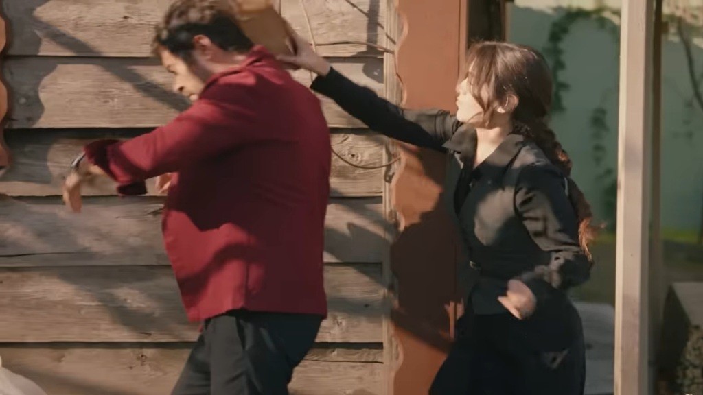 Zeynep uderza Halila polanem w głowę.