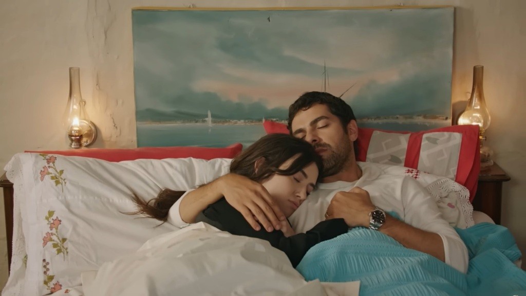 Zeynep i Halil śpią w objęciach, blisko siebie.
