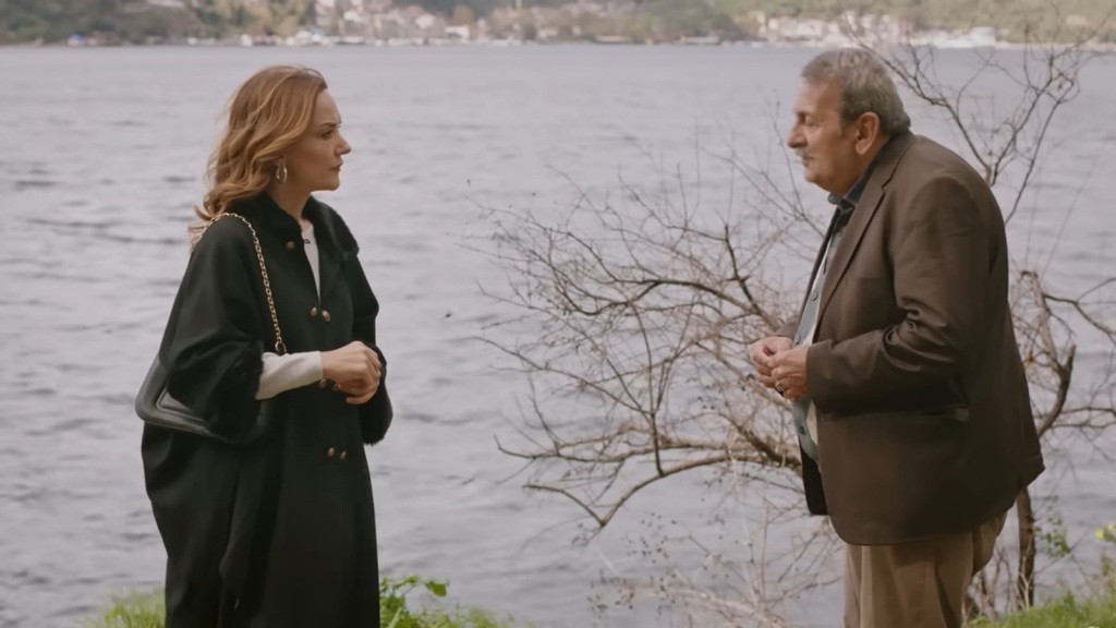 Songul rozmawia z Metinem na wybrzeżu. W tle widać falującą wodę.