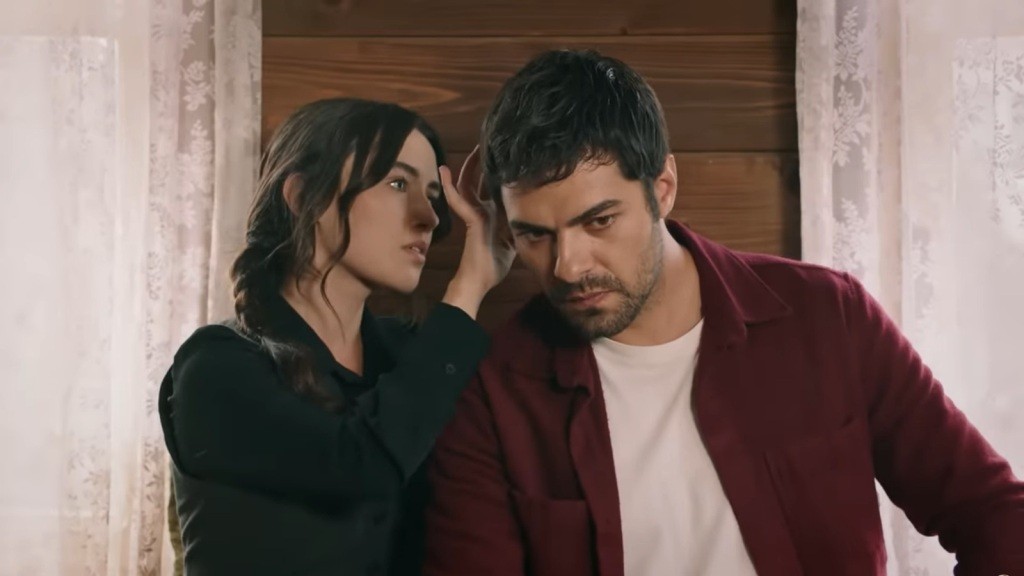 Zeynep opatruje ranę na głowie Halila.