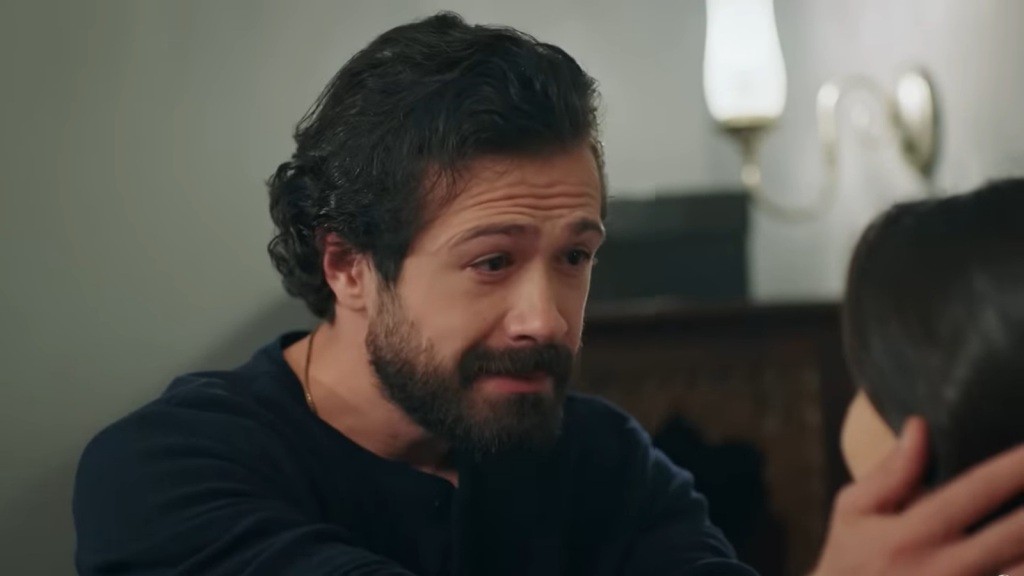 Tekin obejmuje dłońmi policzki żony.