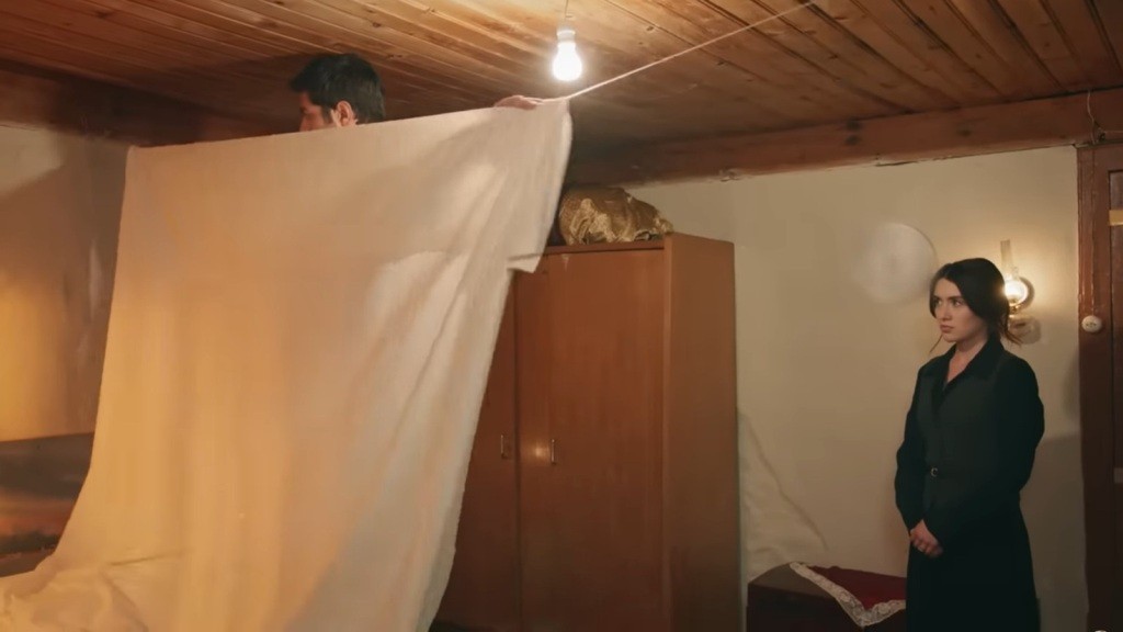 Halil wiesza prześcieradło na sznurku.