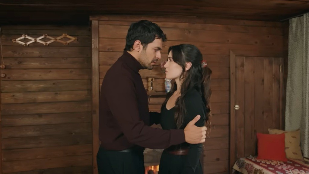 Halil obejmuje ramiona Zeynep, stojąc z nią twarzą w twarz.