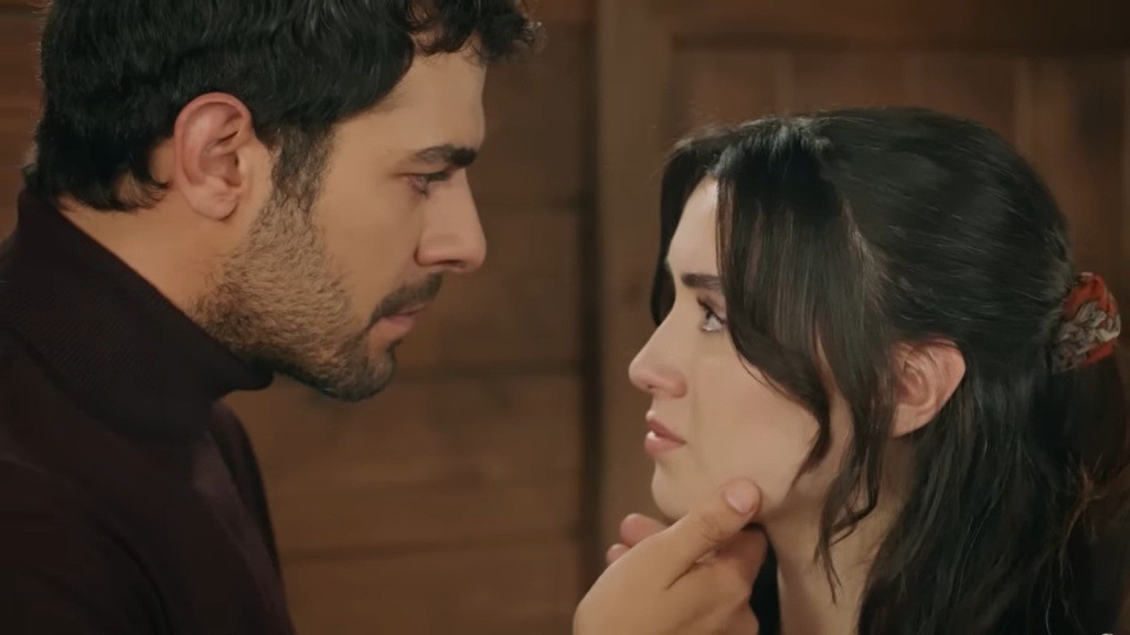 Halil unosi podbródek Zeynep.