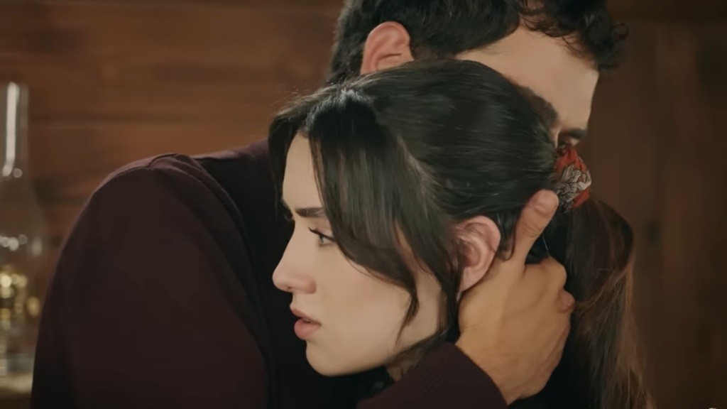 Halil obejmuje Zeynep.