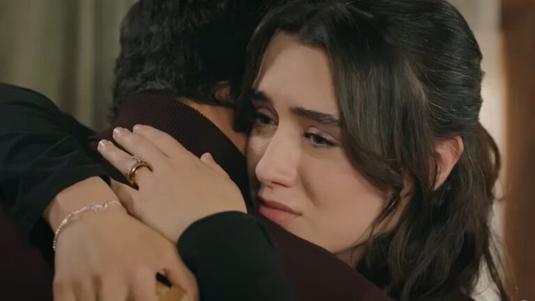 Zeynep przytula się do Halila.