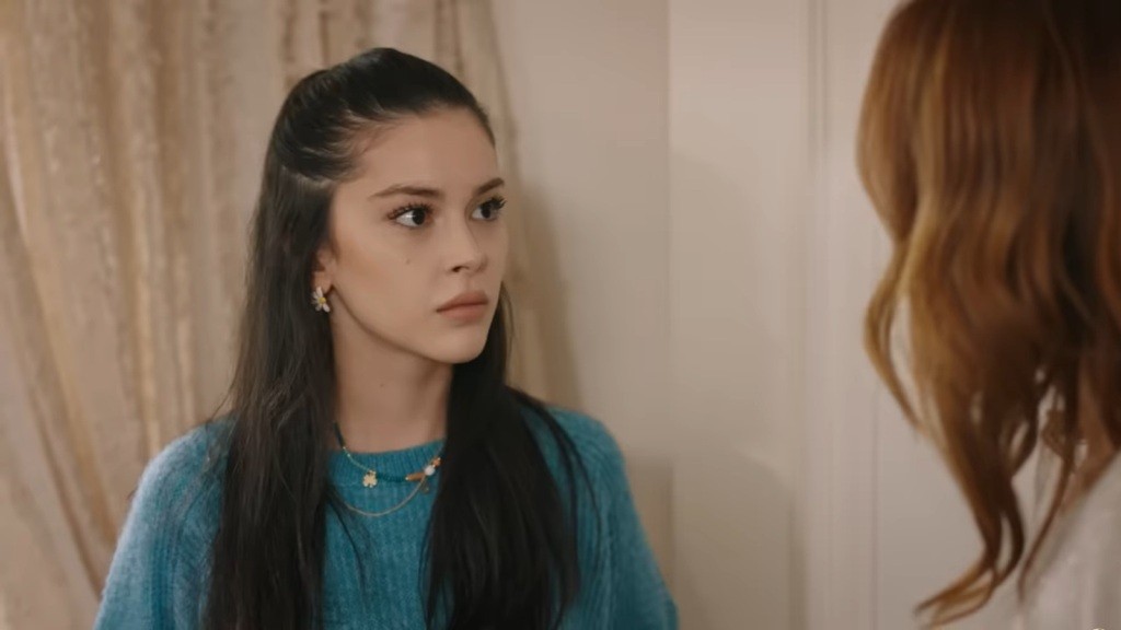 Merve patrzy niepewnie na Songul.