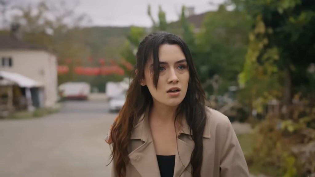 Zeynep odwraca się, a na jej twarzy maluje się przerażenie.