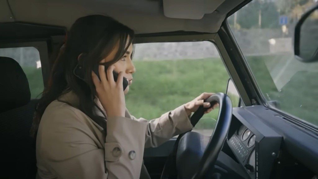 Zeynep prowadzi samochód Halila i rozmawia przez telefon.