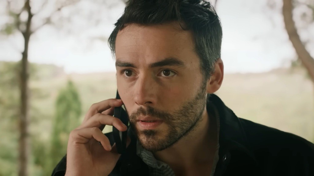 Hakan rozmawia przez telefon.