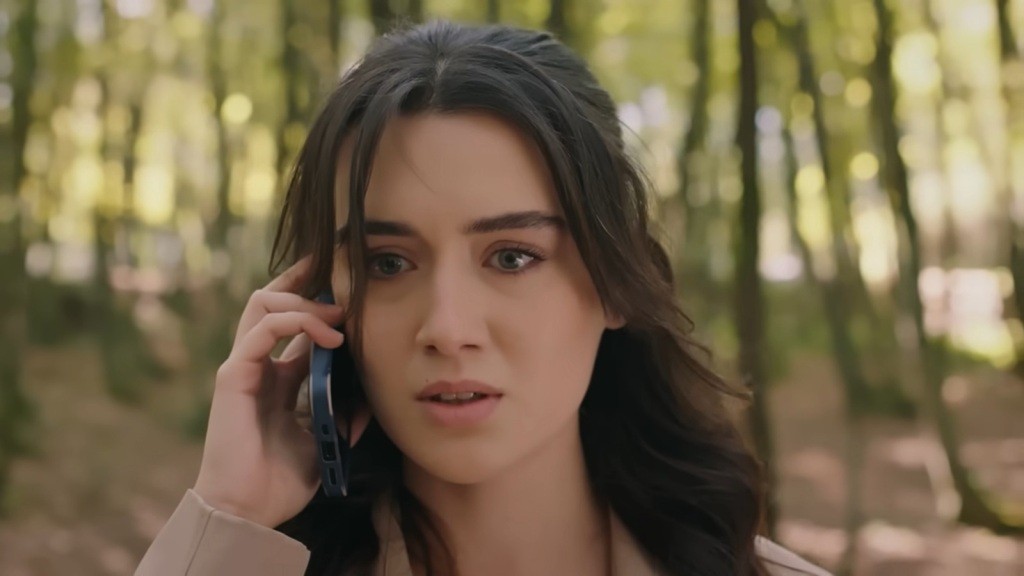 Zeynep rozmawia przez telefon. Jej twarz jest pełna napięcia i strachu.