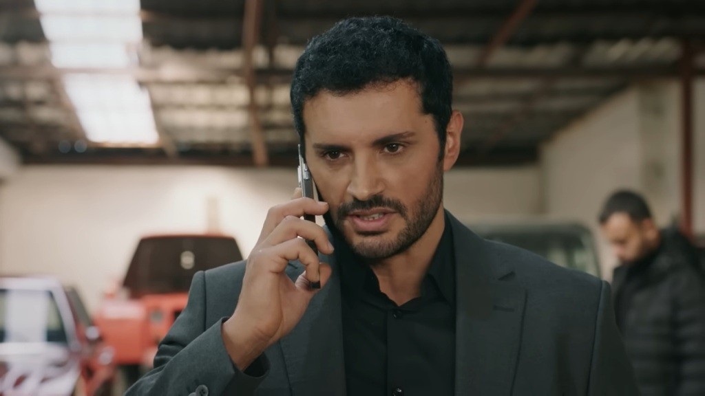 Sadik rozmawia przez telefon.