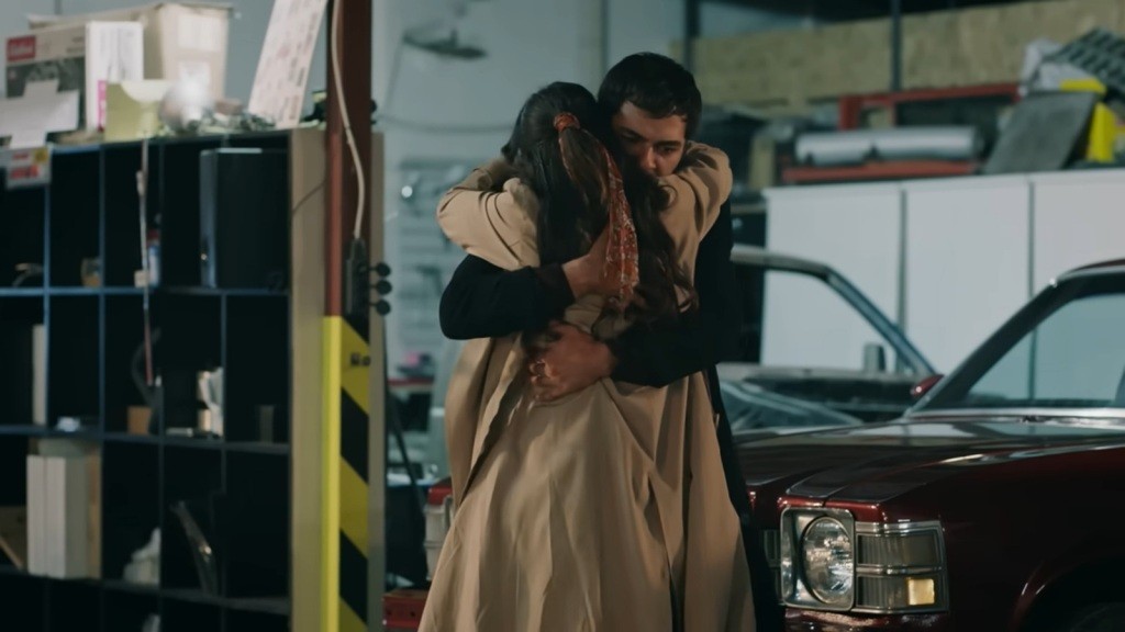Scena w hali garażowej. Halil i Zeynep wpadają sobie w objęcia.