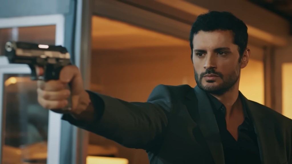 Sadik mierzy z pistoletu.