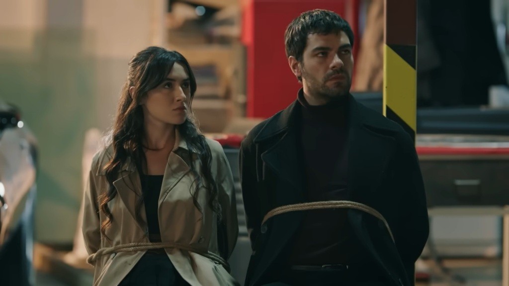 Zeynep i Halil są przywiązani do krzeseł.