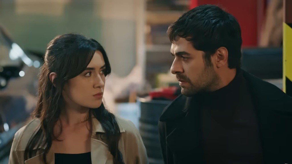 Halil i Zeynep patrzą sobie w oczy, siedząc obok siebie.